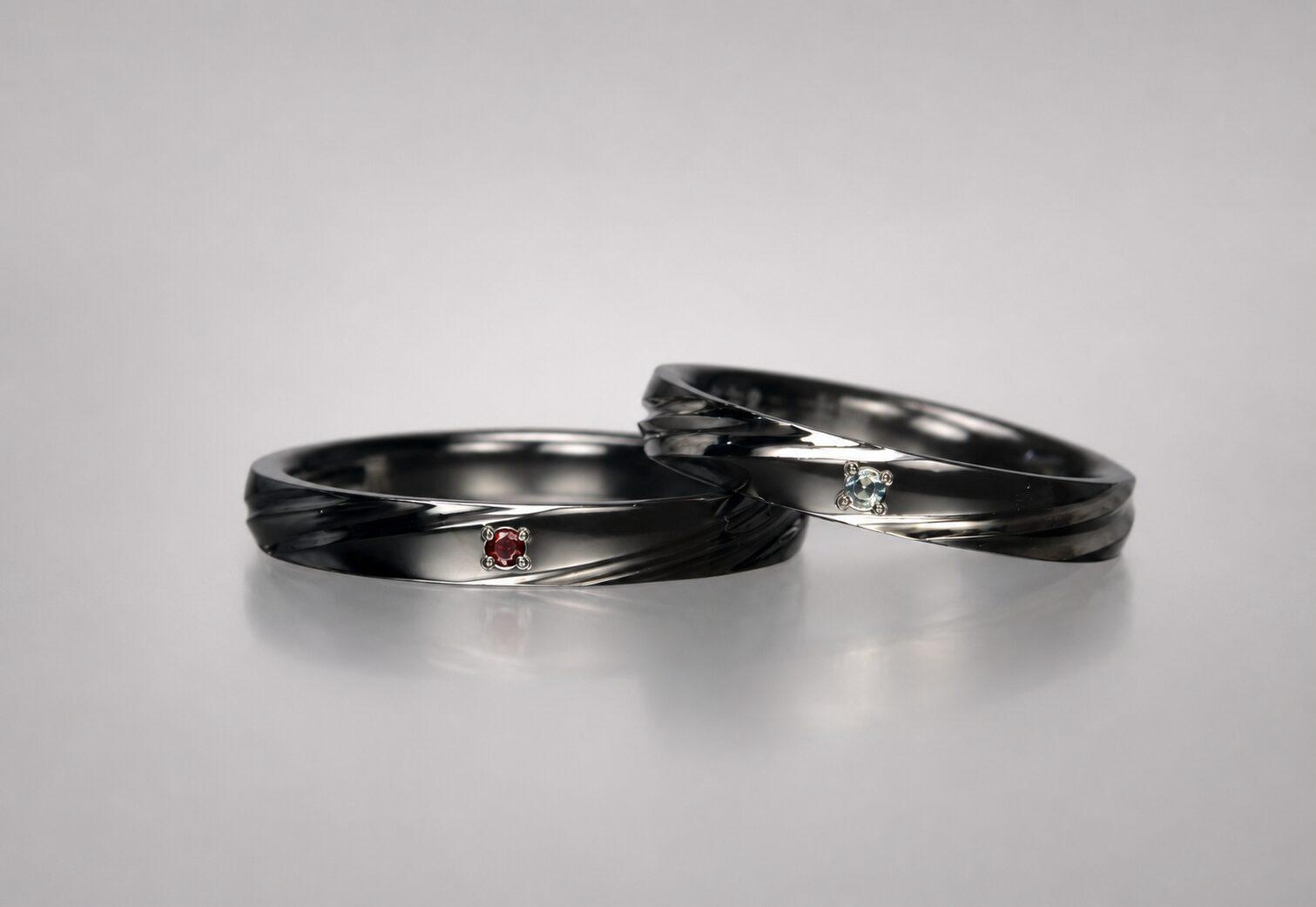 1月のガーネットと6月のアレキサンドライトを留めたブラックジルコニウム結婚指輪