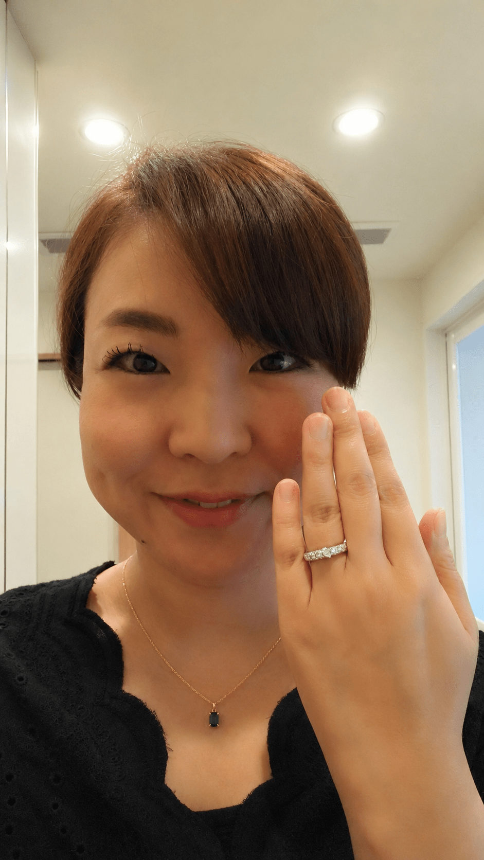 結婚10周年のリフォームジュエリーを身につけたお客様