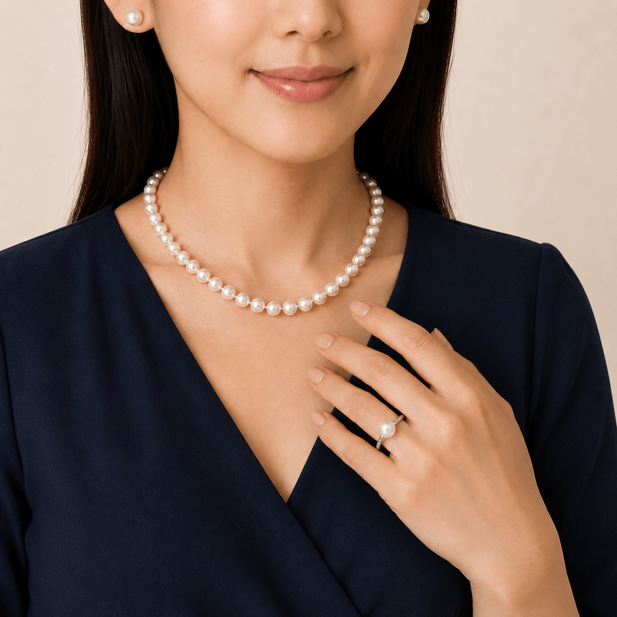 真珠のネックレス・ピアス・指輪を身につけた女性