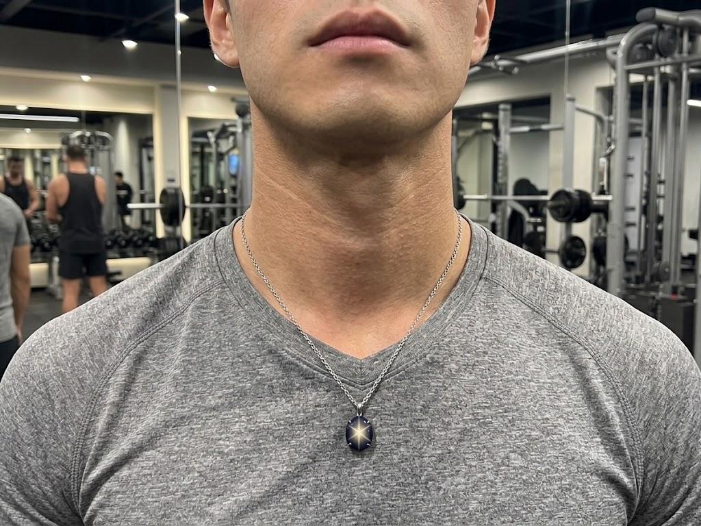 ジムでブラックスターサファイアのプラチナペンダントを着けた男性