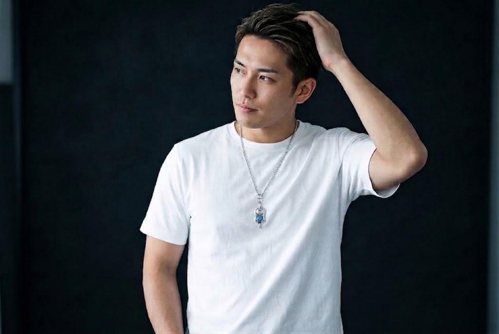 白いシャツにボルダーオパールのダガーソウルペンダントを合わせた男性