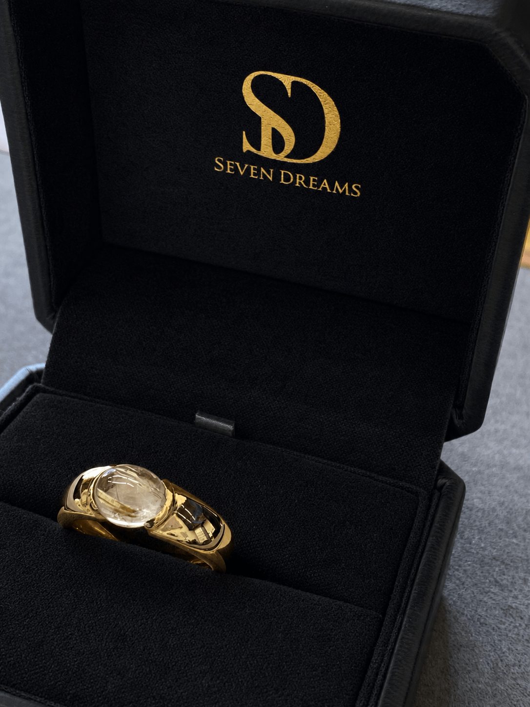 Seven Dreamsのケースに収めたK22ルチルクオーツリング
