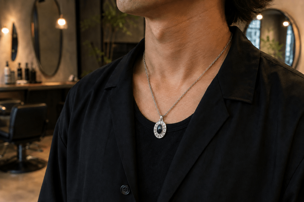 ブラックオパールのスピリットペンダントを着けた美容師の男性