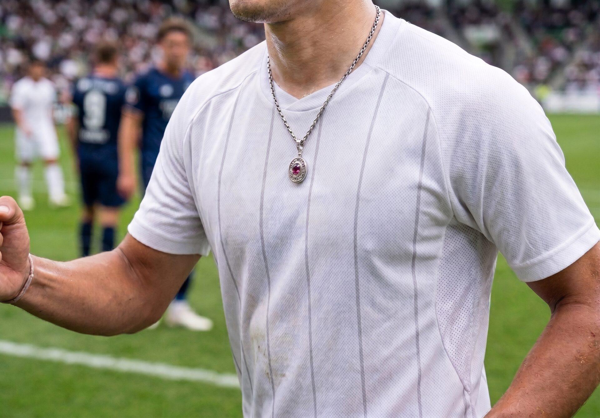 スポーツウェアで非加熱ルビーペンダントを着けた男性