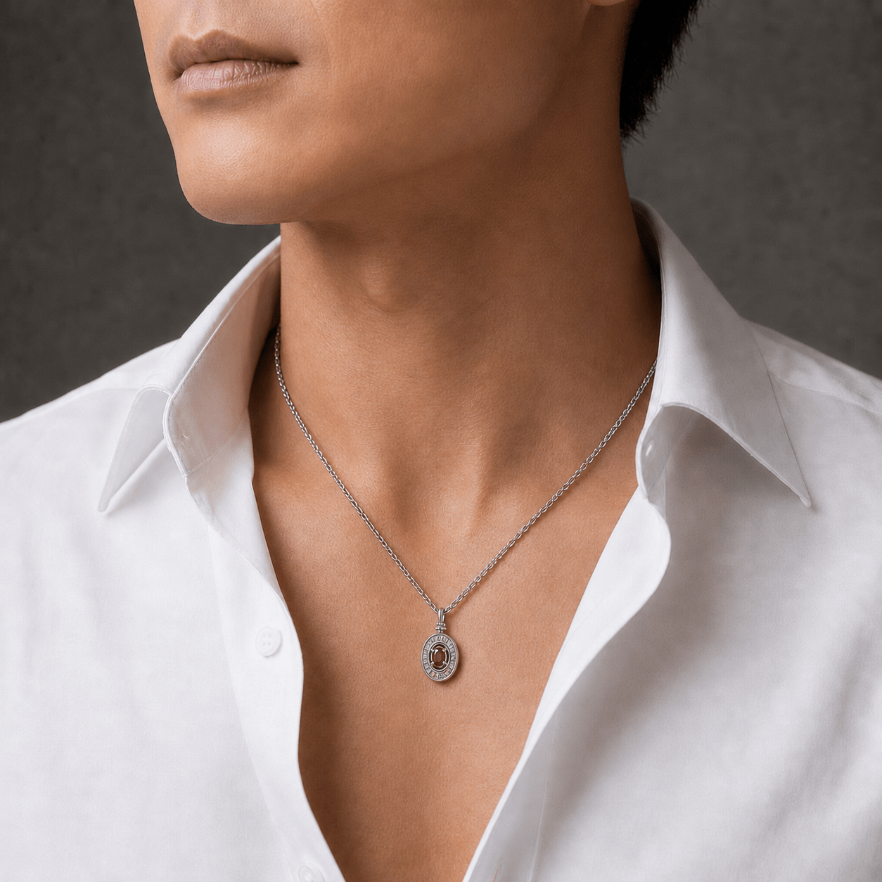 白いシャツにプラチナと非加熱ルビーのメンズペンダントを着用した男性