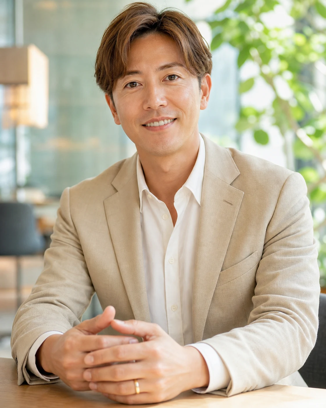 明るいベージュのジャケットとオフホワイトのシャツを着た春タイプの男性