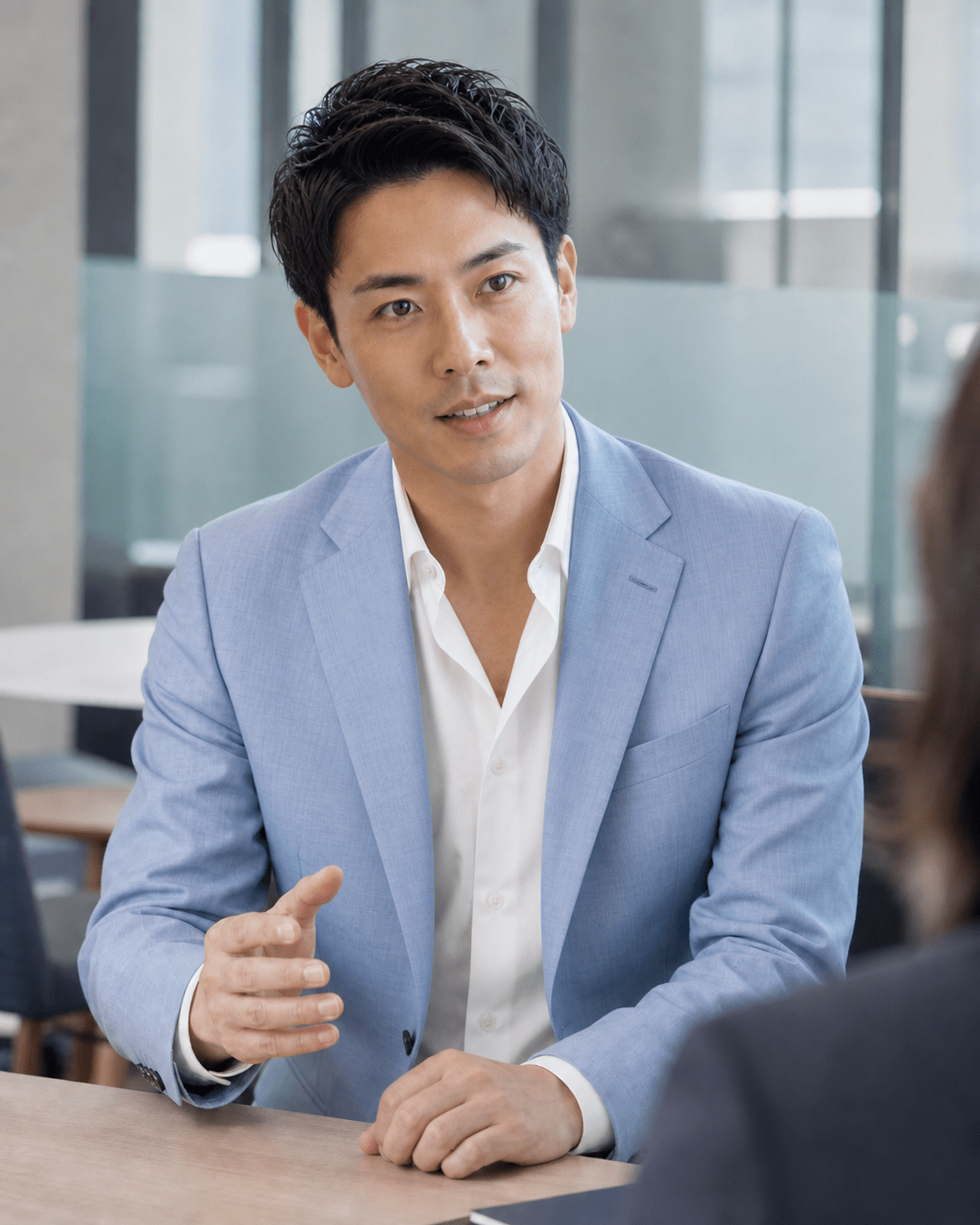 薄いブルーのスーツとオフホワイトのシャツを着た夏タイプの男性