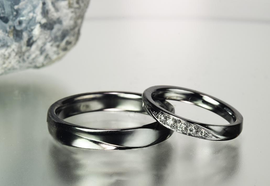 青みを含む深い黒灰色と澄んだ反射を持つタンタル結婚指輪