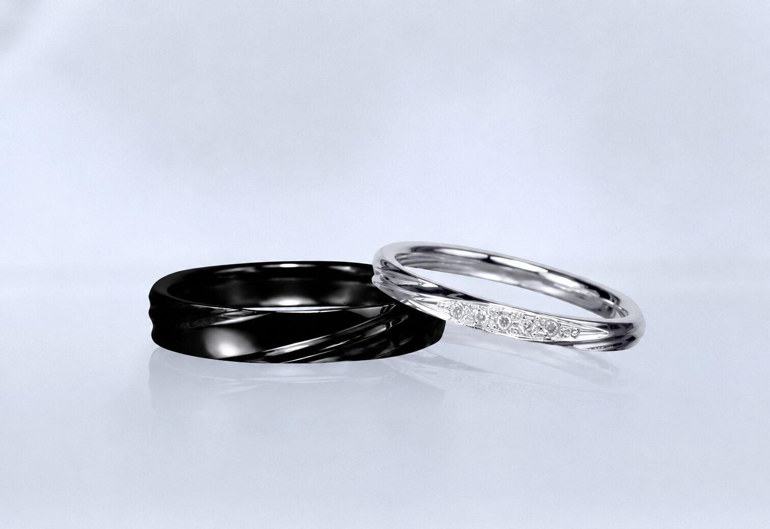 ブラックジルコニウムとダイヤモンドを留めた白い結婚指輪のペア