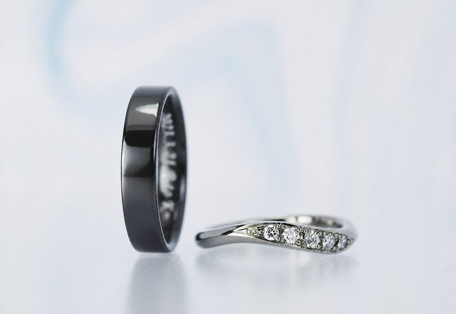 立てたブラックジルコニウムリングとダイヤモンドを留めた白い結婚指輪
