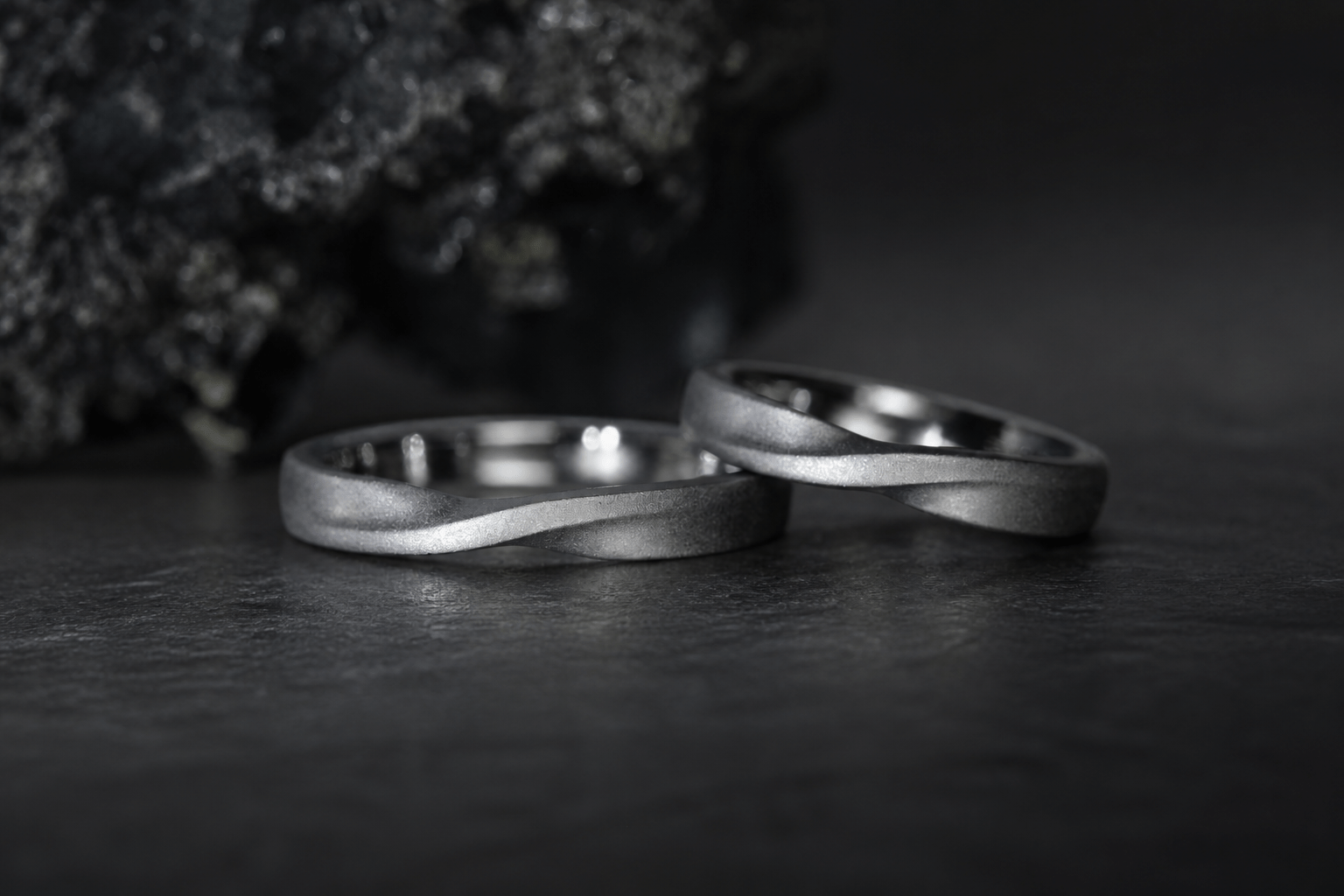 つや消しと曲線の表面仕上げを施した結婚指輪