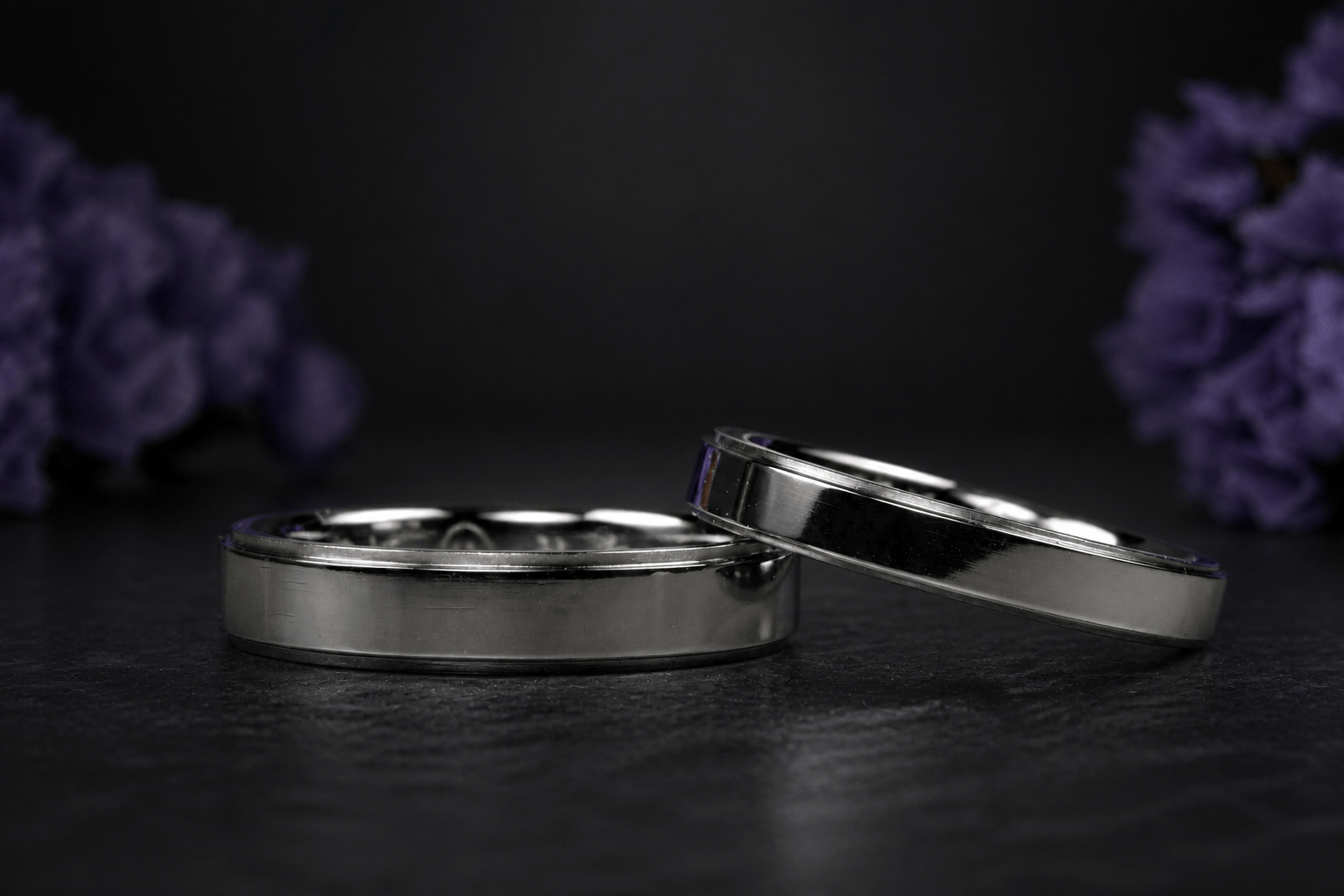 幅の異なる鏡面仕上げのタンタル結婚指輪