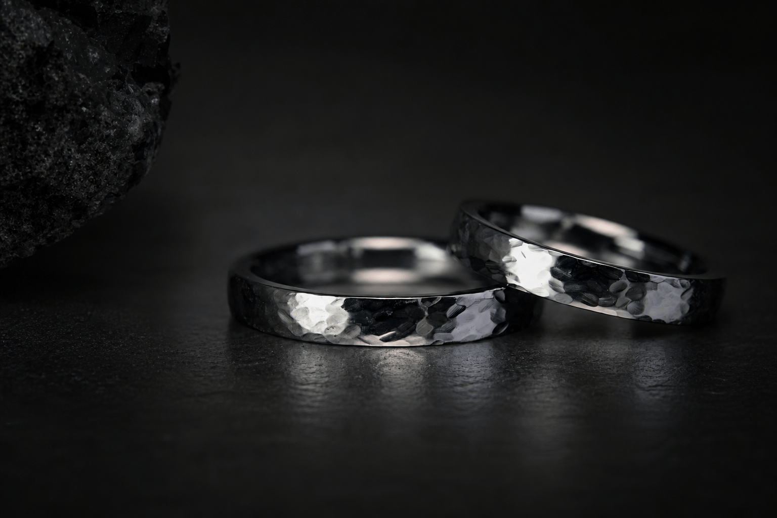 槌目の凹凸を整えて仕上げた結婚指輪