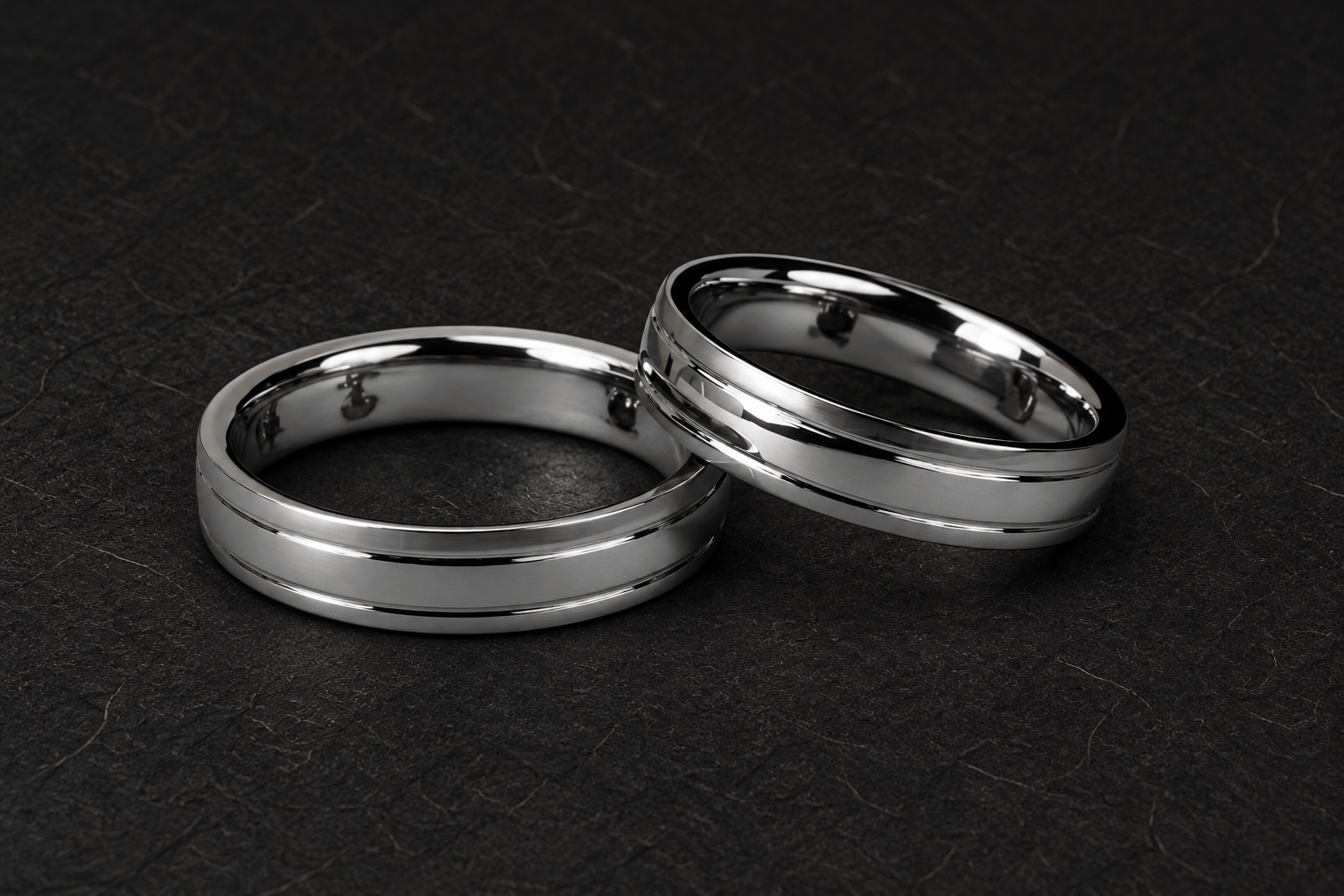 タンタル（メンズ・レディース）で制作した結婚指輪の完成画像（黒背景）