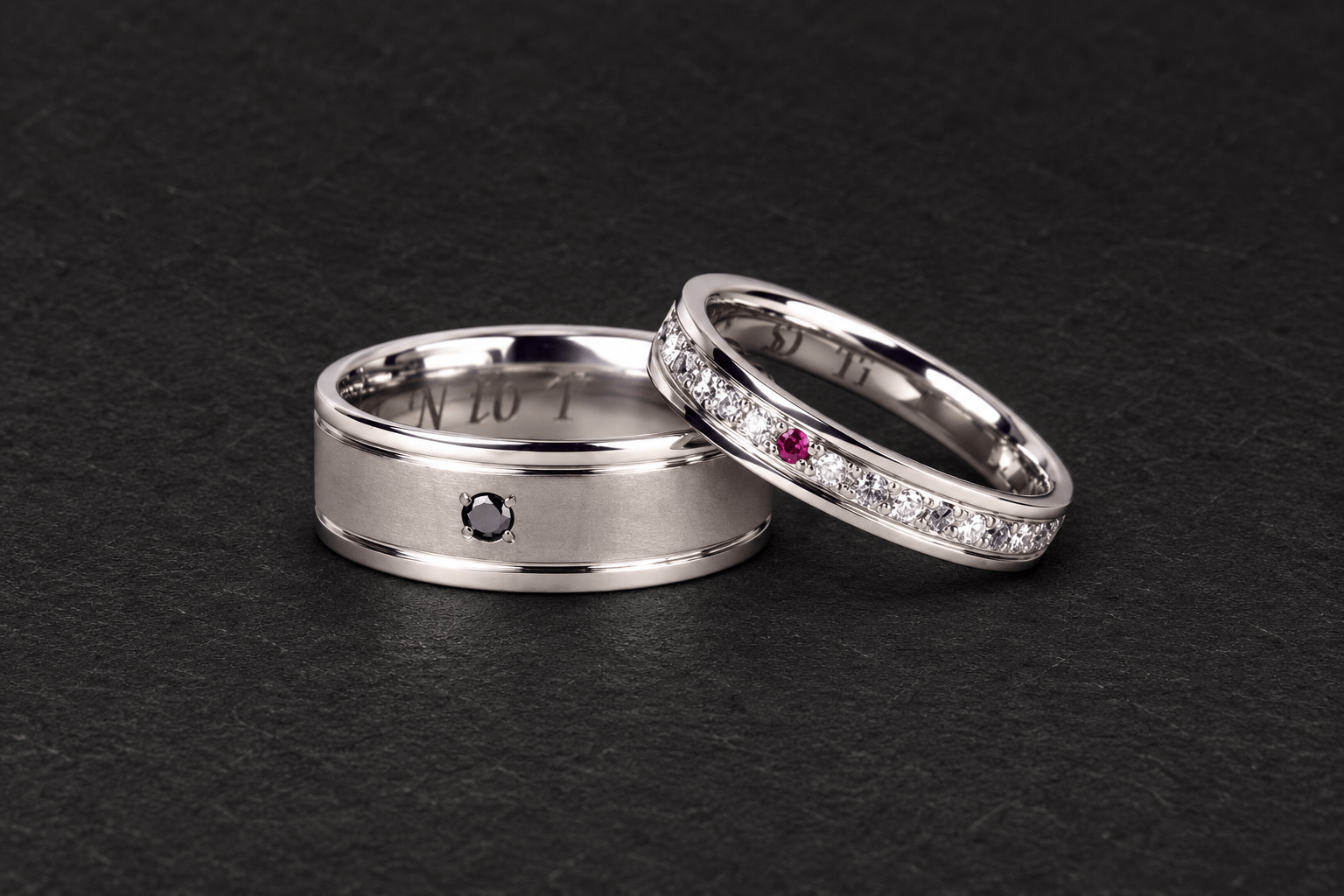 純チタン(メンズ・レディース)で制作した結婚指輪の完成画像(黒背景)