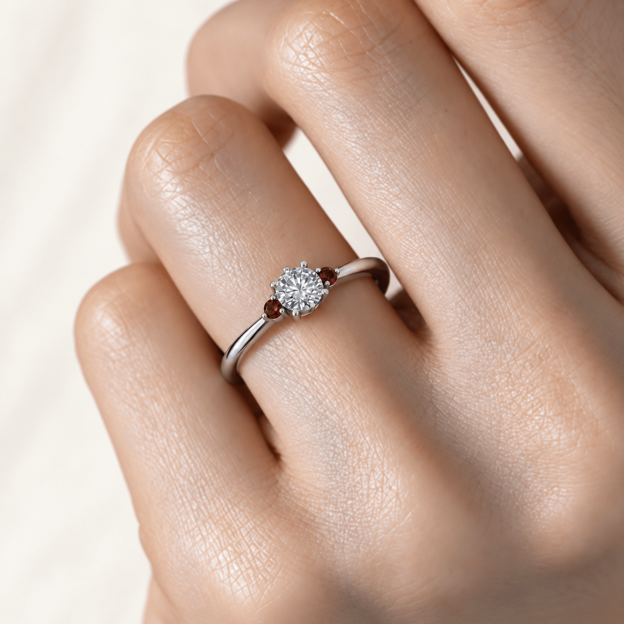 中央のダイヤモンドの両脇に誕生石を添えた婚約指輪のイメージ