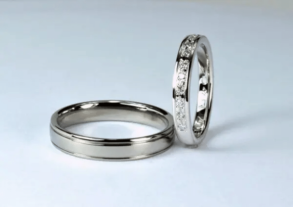 白く輝くハフニウムの結婚指輪