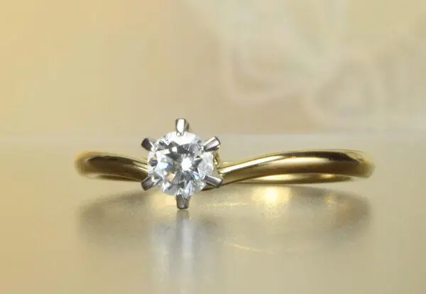 シャンパンゴールドの婚約指輪