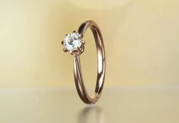 赤みのある金属で仕立てた婚約指輪