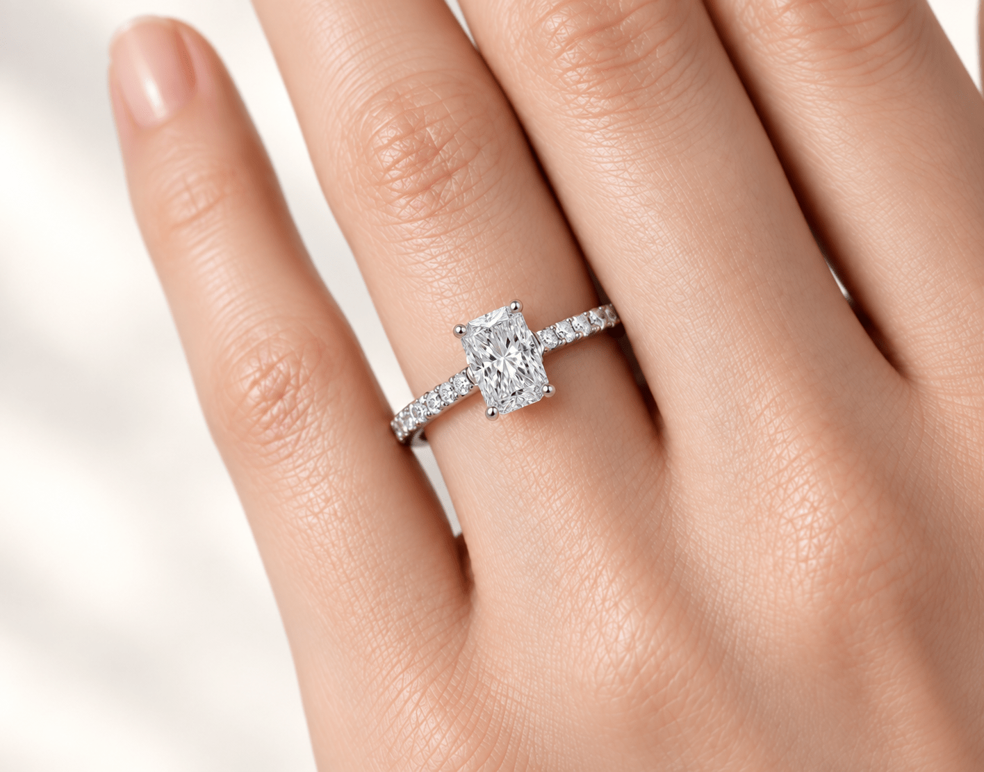 ラディアントカットのダイヤモンドを留めた婚約指輪の着用イメージ