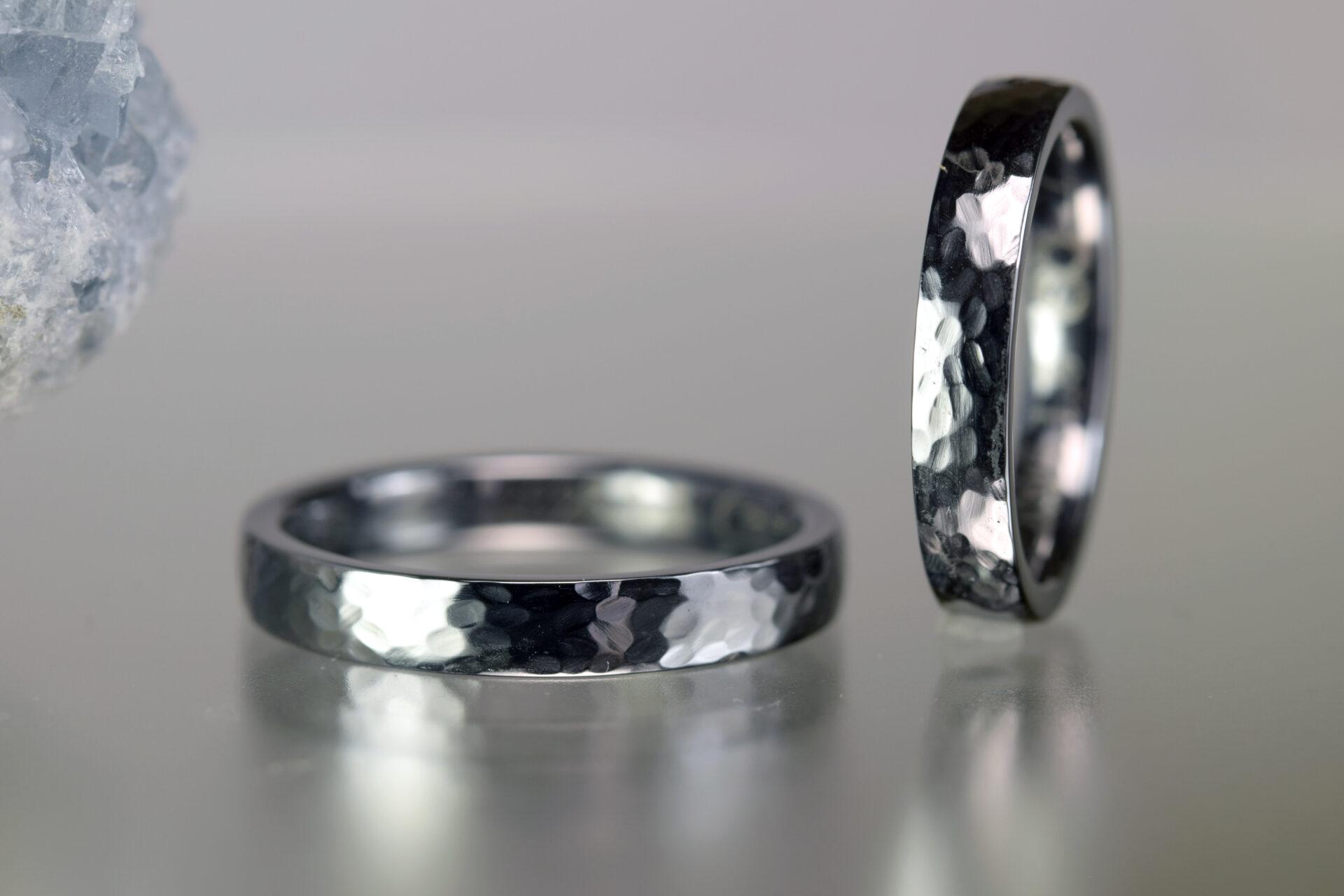 槌目テクスチャーを施した黒い結婚指輪