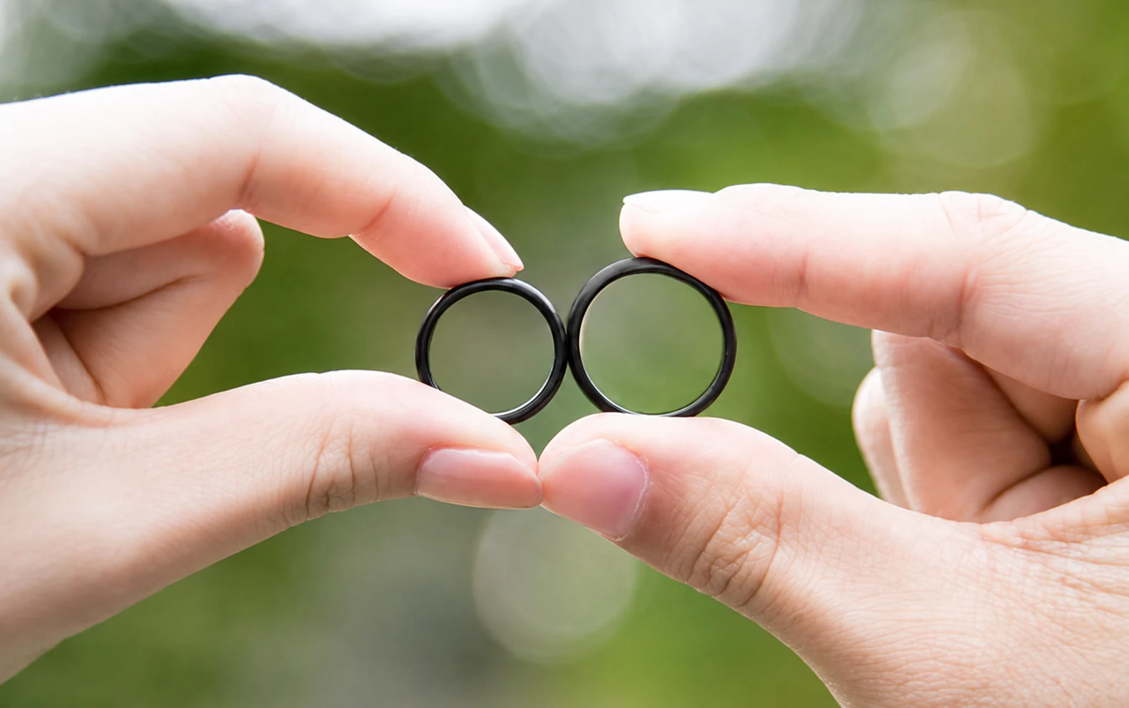 ふたりで持つ黒いオーダーメイド結婚指輪