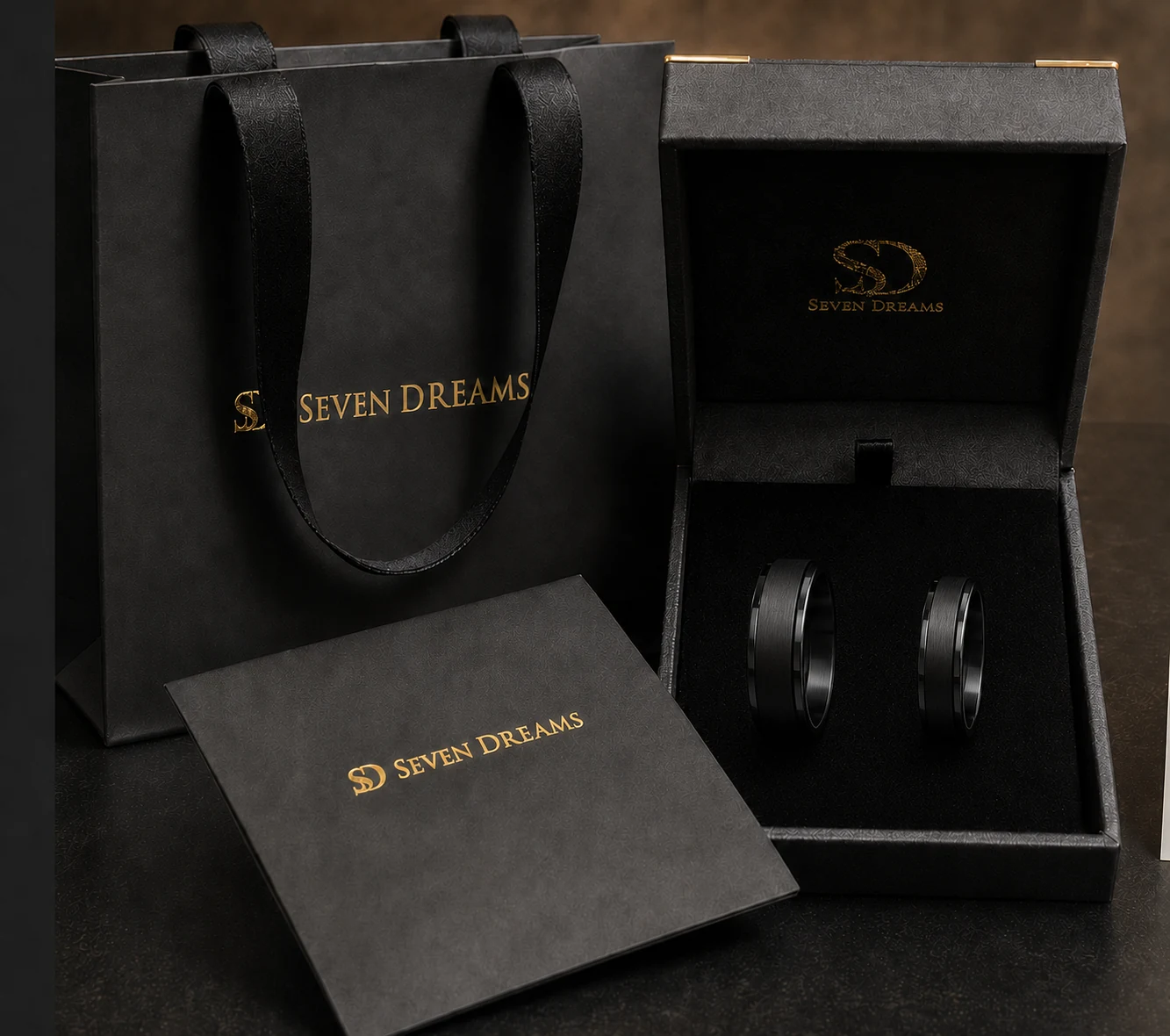 Seven Dreamsの黒いリングケースに収めた完成品の結婚指輪