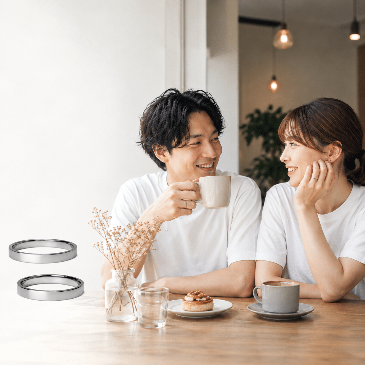 カフェで向き合うカップルと結婚指輪のイメージ