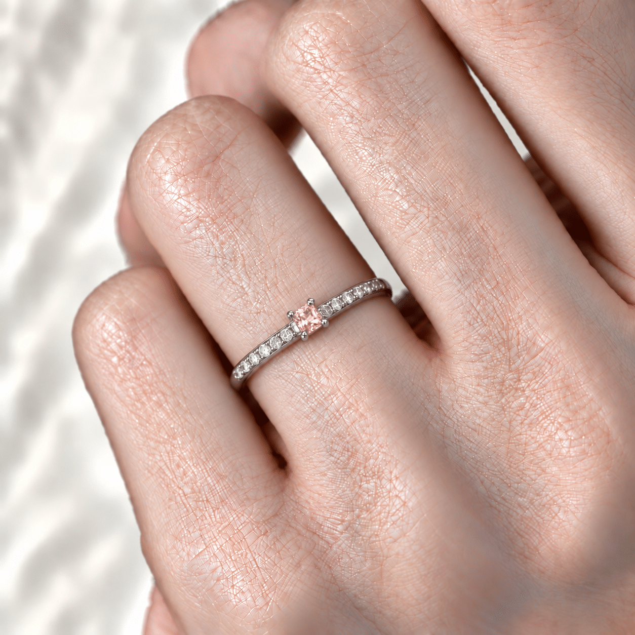 センターストーンにピンクダイヤを使用した婚約指輪の着用イメージ