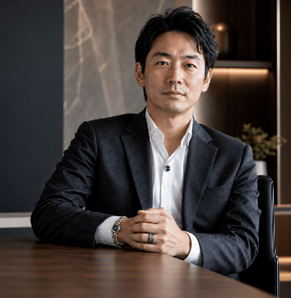 幅広のメテオールリングを着けた男性