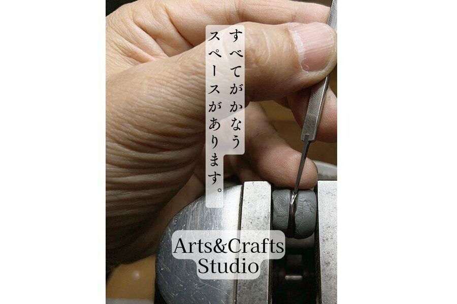 職人が指輪を彫金する手元 すべてがかなうスペースがあります